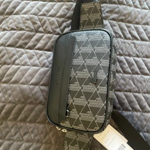 Lacoste midjeväska - Helt ny lacoste väska( the blend). Den var för stor för mig. One size. Ordinarie pris 2000kr