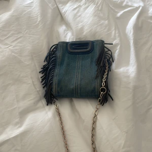 Majeväska ❤️ - En majeväska i demin. Använd men fortfarande i bra skick. du ser fläckarna på bilderna. du får även med kedja och band .❤️🫶