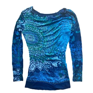 y2k desigual topp - snygg tröja från desigual. Köparen står för frakt. 🩵