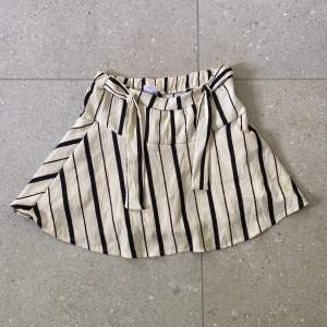 Säljer denna gulliga kjolen från zara💘 Kjolen har inbyggda shorts🩵