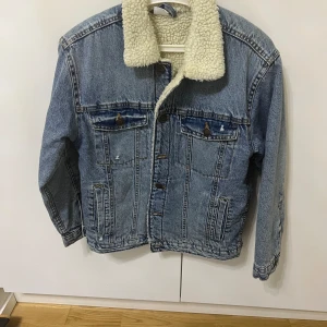  Jeansjacka - Helt ny Jeansjacka köpte från zara. Storlek 152