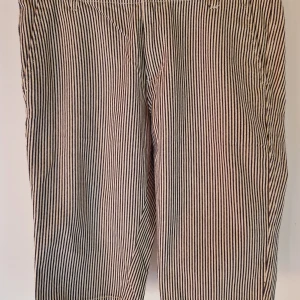 Randiga shorts  - Randiga shorts, vita och mörkblåa ränder, knälånga, bra material, härliga att ha ute, väldigt bra skick 