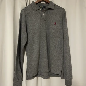 Polo Ralph Lauren långärmad pikétröja - Säljer denna långärmade pikétröja från Ralph Lauren i storlek M. Tröjan är i väldigt bra skick. Skriv om du har några frågor.