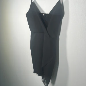 Svart klänning - Normal i storlek,  Jag är 1,67 och den täcker ovanför knän på ett ungefär) 