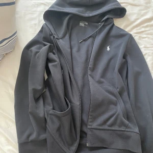 Ralph Lauren zip hoodie - Väldigt skön och snygg Ralph lauren zip hoodie, köpt för 1200kr från deras egna hemsida. Skön och fräsch tröja att bära. Skicket är 7/10. Storleken är S. Säljer för 800kr. 