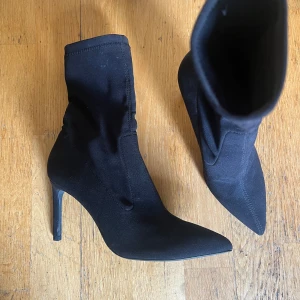 Strumpklackar - stilett  - Otroligt läckra - funkar för fest och vardag beroende på styling   Säljer då de är för små - oanvända med originalpris 499 SEK  