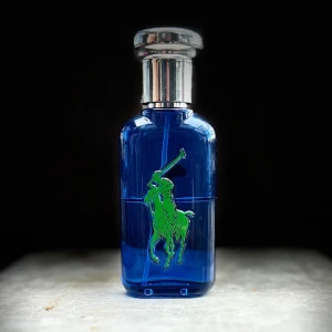 Ralph lauren big pony - parfym - Parfym: Ralph lauren big pony  Mått: 5 ml, 10 ml  Beskrivning: fräsh, aquatisk, citrusig doft som passar perfekt för sommardagar vid stranden samt på varma semestrar. 