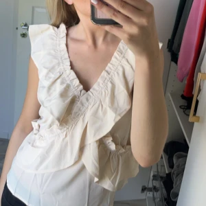 Blus - Säljer denna super fina sommar blus köpt ifrån Shein, den är aldrig använd pga jag tycker att den är lite för stor💕💕