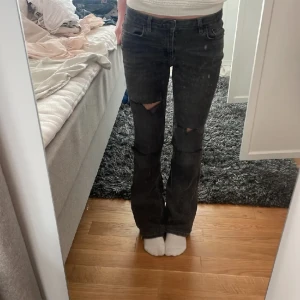Gina tricot jeans - Jättefina jeans med hål på knäna och som är slitna längst ner vid fötterna och lite vid högra fickan. Lånade bilder av tjejen jag köpte av då de inte passade mig.💕