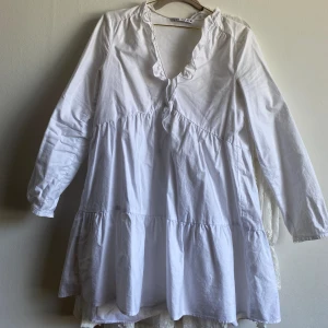 Klänning Zara - Vit klänning ifrån zara🌼