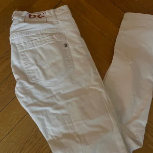 Dondup jeans  - Dondup jeans som är lite slitna i designen i storlek 29