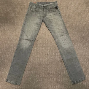 Replay anbass  - Säljer ett par replay anbass jeans som är i bra skick! Storlek 29/32!  Hör gärna av dig om du har!