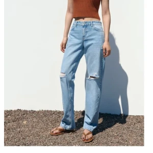 Zara jeans  - Zara REGULAR FIT - Mid rise regular long length rigid - Storlek 36 - Oanvända med prislappen kvar 