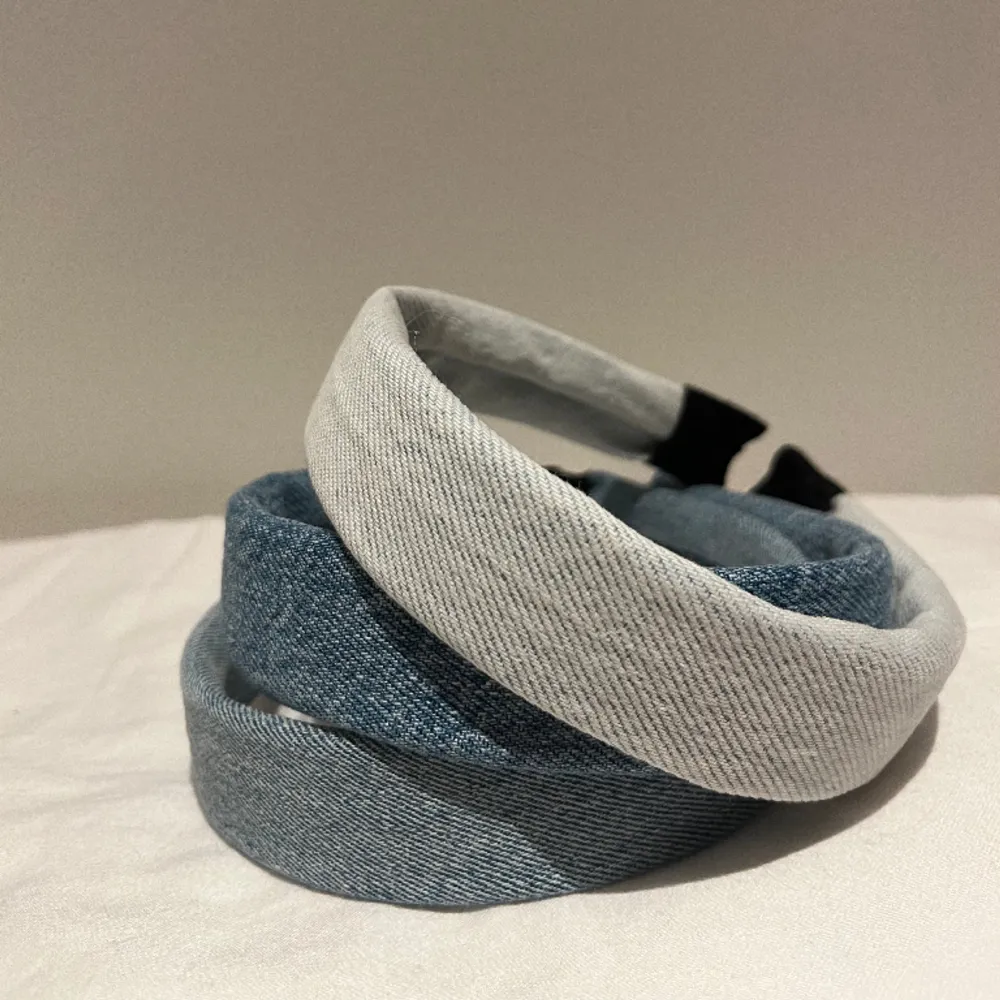 Jeansdiadem gjorda av UF företaget Headband ⚡️Vår idé är att återbruka jeans till att göra trendiga diadem, av kvinnor, till kvinnor, för kvinnor 💙 Finns i olika stilar och modeller! DM vid intresse ☺️BEGRÄNSAT LAGER 🚫. Asusteet.