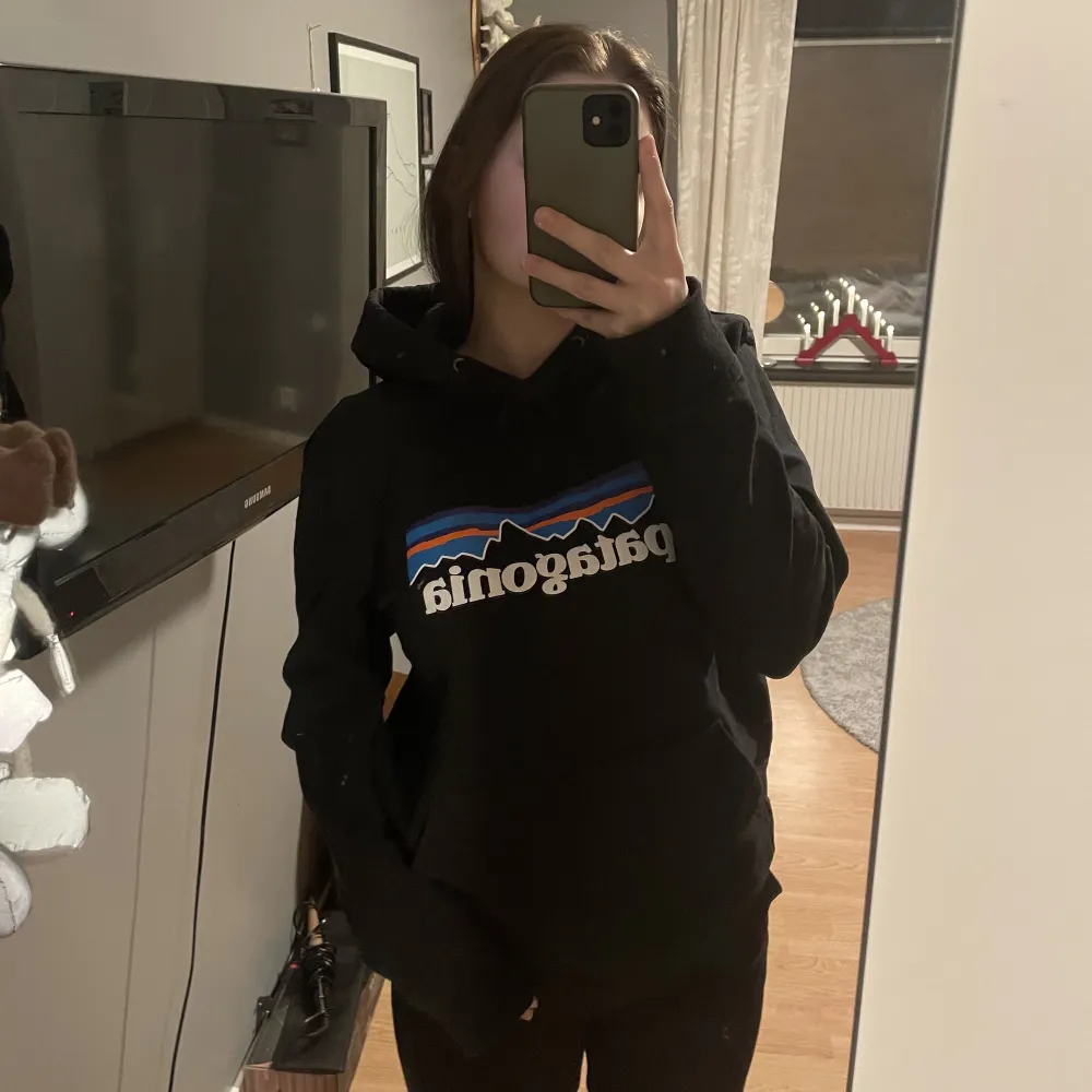 Patagonia hoodie storlek S, knappt använd! Köparen står för frakten:). Tröjor & Koftor.