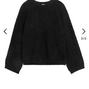 Säljer denna superfina svarta stickade tröja i alpacka ull ifrån arket  Köpt för 900 kronor, fint skick💞