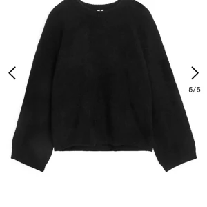 Arket stickad tröja - Säljer denna superfina svarta stickade tröja i alpacka ull ifrån arket  Köpt för 900 kronor, fint skick💞