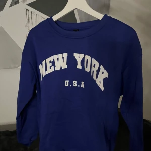 Blå collegetröja  - Använd ungefär 3 gånger❤️ 