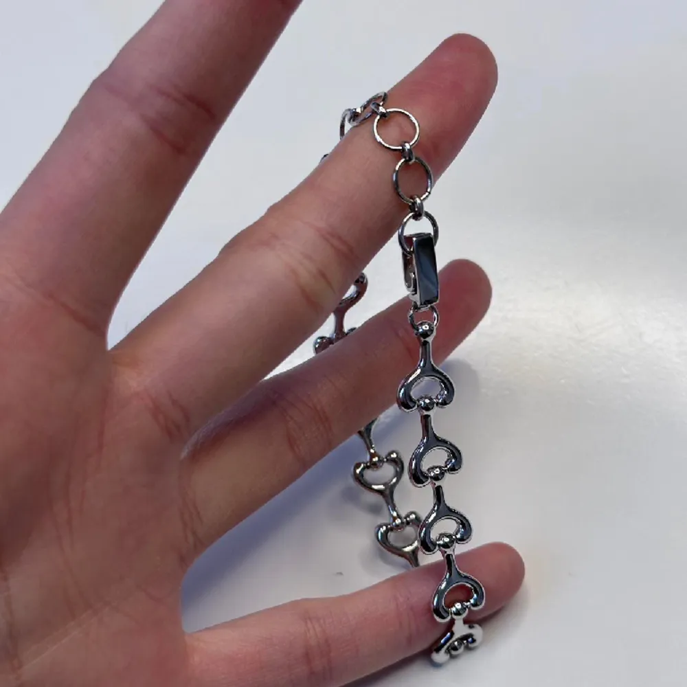18k white gold plated 925 Length: 17cm to 20.5cm. Asusteet.