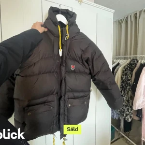 Fjällräven jacka - (Lånade bilder) Säljer den här fjällräven jackan som jag köpte på plick🫶 säljer den pga råkade köpa fel modell, det här är alltså den tjocka varianten av fjällräven jackan! Väldigt bra skick på jackan förutom en liten skrapa på luvan som man knappt ser:)