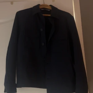 Zara overshirt - Säljer denna sjukt snygga och väldigt stilrena overshirten i bra skick(9/10) Mvh//StockholmStilOutlet 