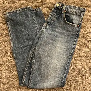 Säljer mina mid rise zara jeans, tror inte de säljs längre. De är i storlek 34 men jag kunde ha dem när jag hade storlek 36 i mina andra byxor men har vuxit ur dem nu. Knappt använda eftersom jag växte ur dem.💞
