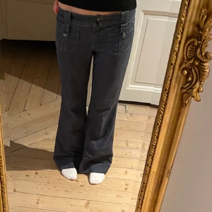 Utsvängda byxor - Galet snygga utsvängda byxor med coola detaljer, mid-lowrise💕passar M-L. Lite blågrå färg🖤Bra skick! Skriv vid funderingar och kolla in mina andra annonser😇