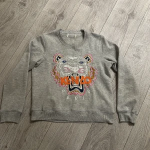 Kenzo tröja XS  - Uppskattar den till XS/S. Liten small. I bra skick! Använd enstaka gånger. Inköpt på tradera. 