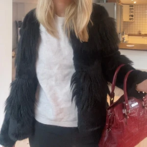 Pälsjacka  - Jätte fin pälsjacka som tyvärr är för liten för mig.. 