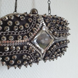 Clutch väska festväska party nyår  - Jättefin fest clutch i svart, från River Island. Dekorerad med stenar och paljetter. Använd 1 gång.