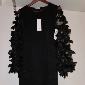 Ida sjöstedt Vanity Dress Black - Oanvänd, alla tags är kvar. Säljer den pga av felköp. Alla blommor är handsydda.   
