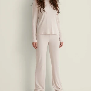 Mjukisset - Ribbat mjukisset från NA-KD i en ljusare beige färg. Storlek XXS i byxorna men passar större och XS i tröjan.