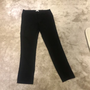 Svarta byxor Filippa K - Svarta byxor från Filippa K i gott skick. Passar på en person som är ca 170-175 cm