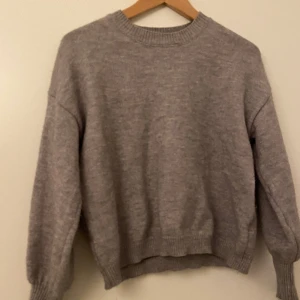 Stickad tröja - Säljer denna mysiga stickade tröjan, pris kan diskuteras.💕