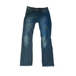 - mörkblåa jeans från vinted, jättebra skick! tyvärr lite stora på mig 💔💔 - storlek 36, midjemått 84, innerbenslängd 81