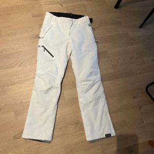 Skidbyxor - Vita skidbyxor, bra skick. Något små i storlek, passar 36. Säljes då de är för små för mig.