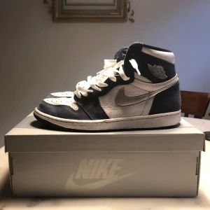 Jordan 1 high midnight navy - Säljer på grund av för lite använding. Skorna är i bra skick och blå snören finns även!