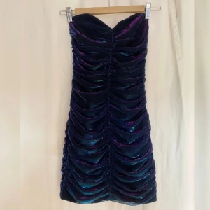Fest/Nyårsklänning  - Supersnygg klänning. Blå men skiftar i blå/lila💕 perfekt till nyår eller fest! Köpt på plick men aldrig använd då den inte passade. Pris kan diskuteras 