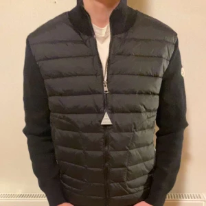 Moncler cardigan - Schysst moncler cardigan säljes🚨🚨Den är i storlek M men kan passa S också. Den är ungefär 1 år gammal men har inga defekter. Skriv om ni har några frågor! 