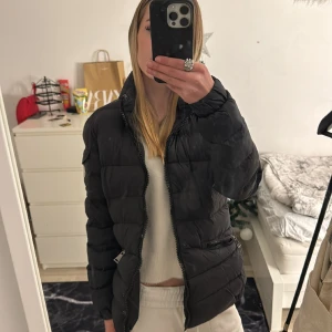 Moncler jacka (byta) - hej, intressekoll på min moncler jacka! vill helst ha byten till en annan modell då jag inte tycker om hur den sitter, inga defekter och sparsamt andvänd, äkta tror jag, hör av er om ni har frågor eller vill ha flera bilder💘
