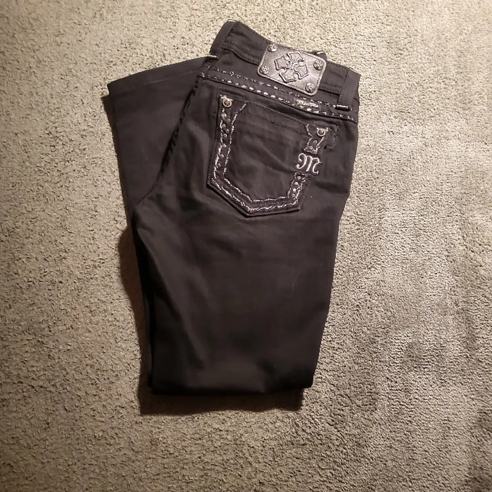 Säljer dessa nästan helt nya (ekta) miss me jeans i storlek 28. Är lågmidjad. Om man vill ha närmare bilder kan ni bara skriva💋. Jeans & Byxor.