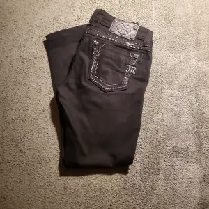 Säljer dessa nästan helt nya (ekta) miss me jeans i storlek 28. Är lågmidjad. Om man vill ha närmare bilder kan ni bara skriva💋