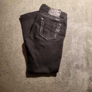 Miss me jeans! - Säljer dessa nästan helt nya (ekta) miss me jeans i storlek 28. Är lågmidjad. Om man vill ha närmare bilder kan ni bara skriva💋