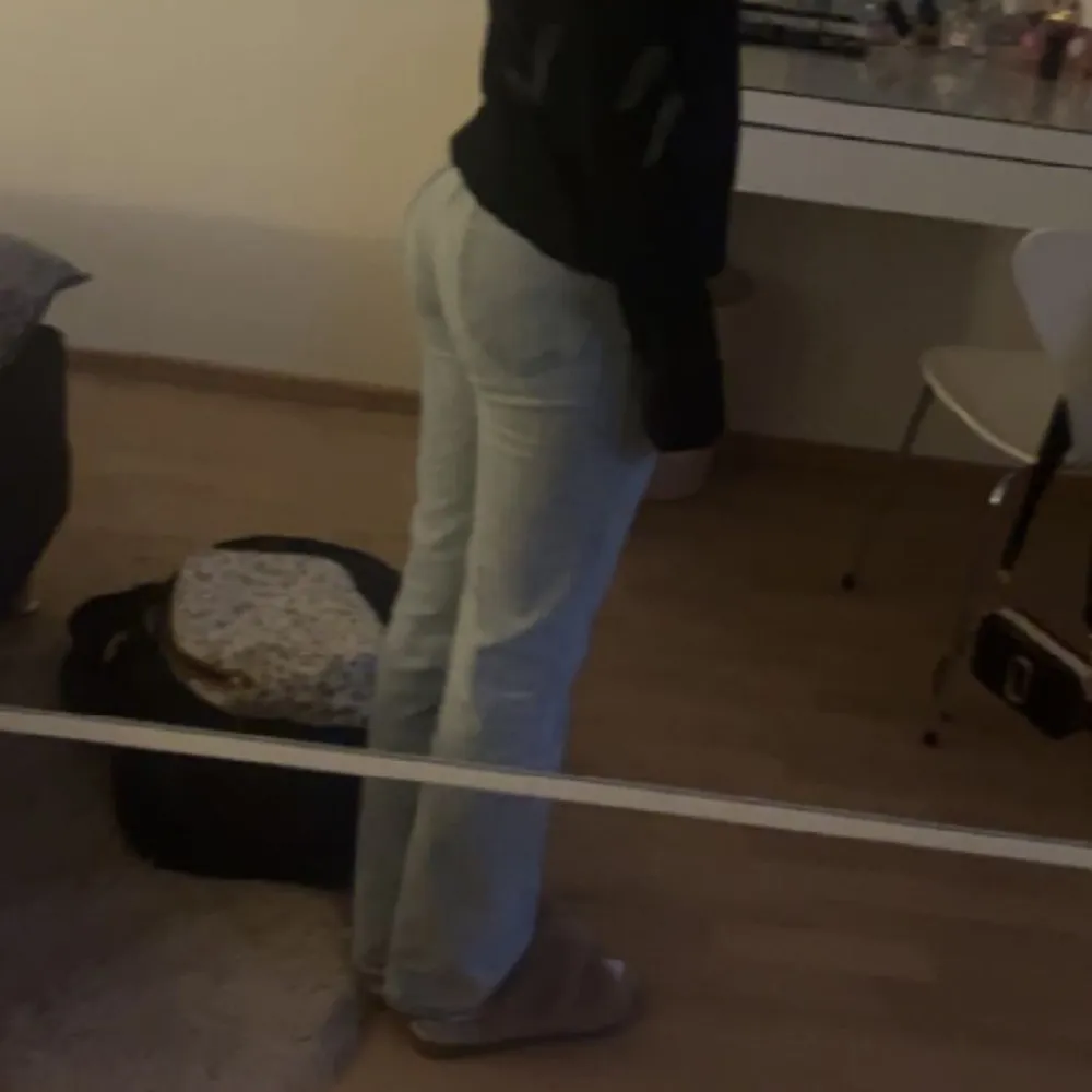 Lågmidjade jeans i ljusblå💕 de e straight fit och jätte bra pass form, bra skick . Jeans & Byxor.