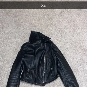 Skinnjacka  - Säljer denna skinnjacka, knappt använd . Köpare står för frakten 