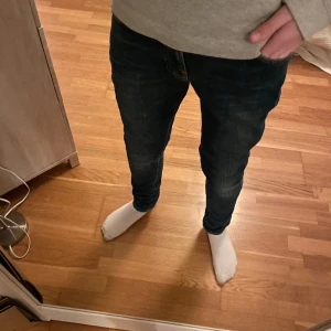 Nudie jeans🙌 - Tjena! Säljer nu mina snygga nudie jeans! Storleken är W28 L32. Modellen är Lean Dean och passformen är slim! Jeansen är i en populär mörkblå färg!  Vid frågor eller andra funderingar är det bara att skriva😉🙌