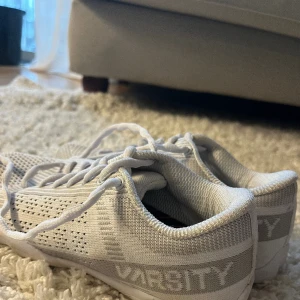 Cheerleading skor - Säljer ett par varsity skor i storlek US 5 som motsvarar storlek 36. Skorna är i fint skick. Skicka privat för fler bilder. Pris: 600kr