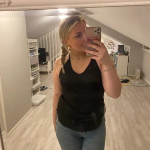 Blus  - Säljer den här fina blusen med väldigt fin rygg i storlek S,  Den kommer inte till användning längre för att den är för liten och känner därför att det är bättre att sälja så någon annan kan få nytta av den 