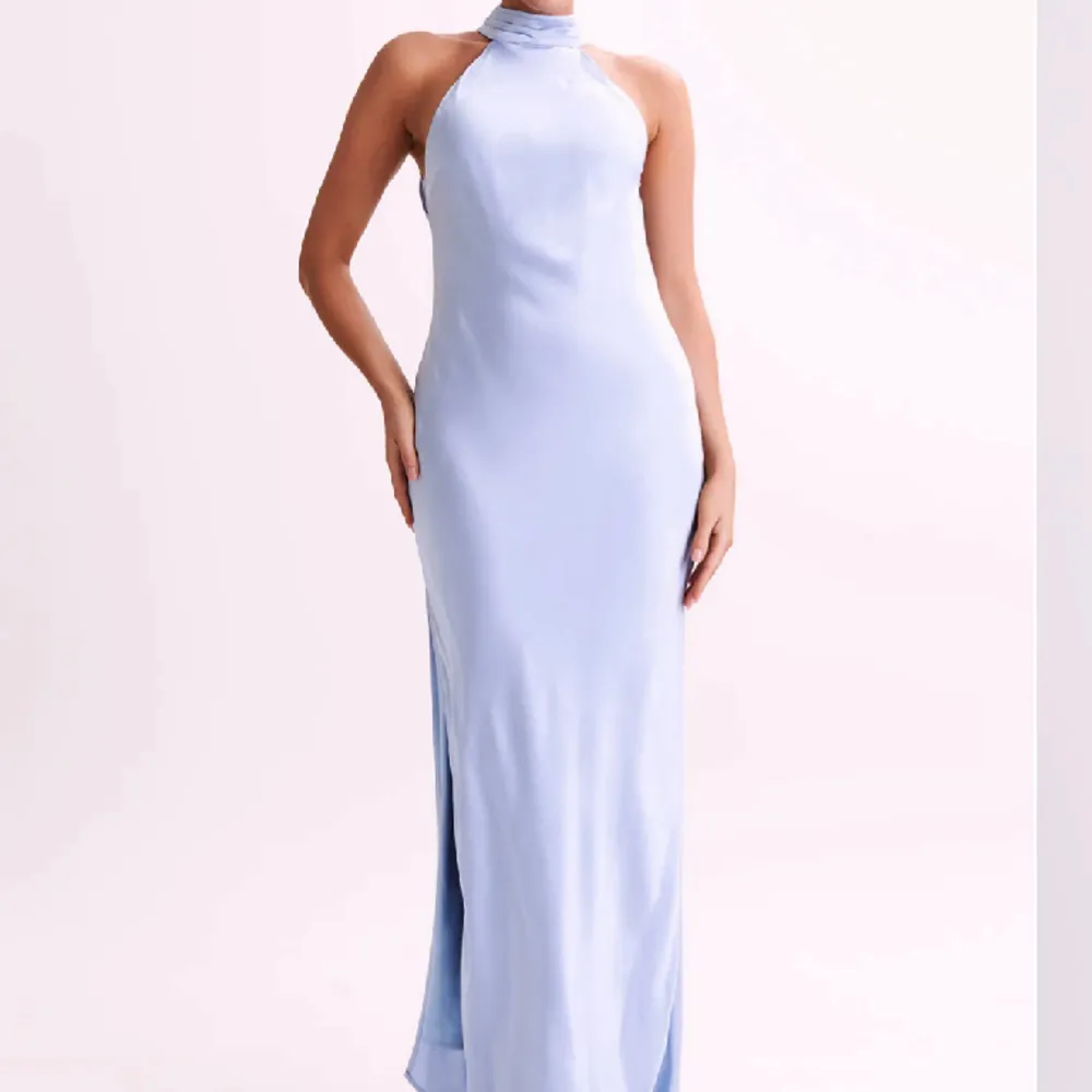 Säljer denna superfina klänningen från Meshki. Perfekt till balen!   Aldrig använd, endast provad. Lappar och påse finns kvar. 💙original pris: 159$. Klänningar.