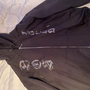 Rhimestone ziphoodie - Tja säljer min rhimestone hoodie som jag aldrig använt för stor storlek. Så inget fel på den alls. Hör av dig vid intresse.